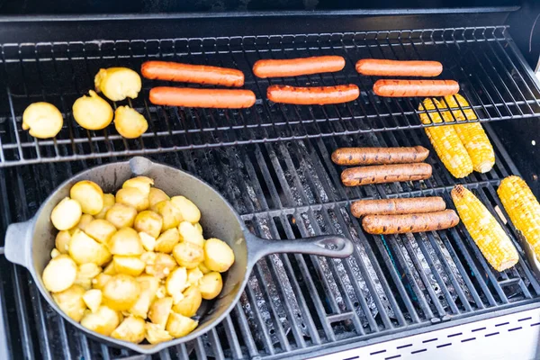 Frituren Kleine Gouden Aardappelen Gietijzer Koekepan Een Outdoor Gas Grill — Stockfoto