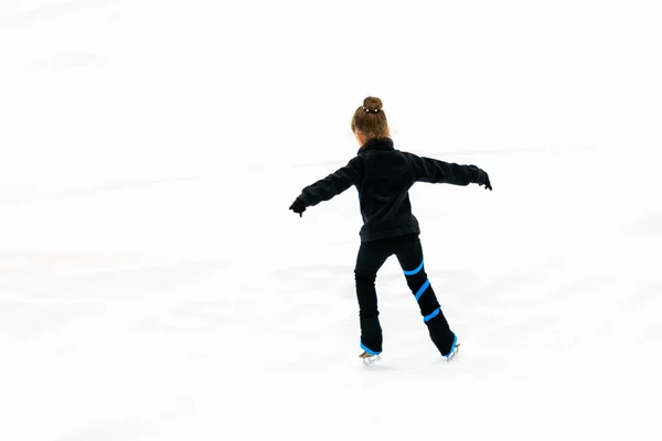 Siyah Elbiseli Küçük Artistik Patinajcı Kapalı Buz Arenasında Pratik Yapıyor — Stok fotoğraf