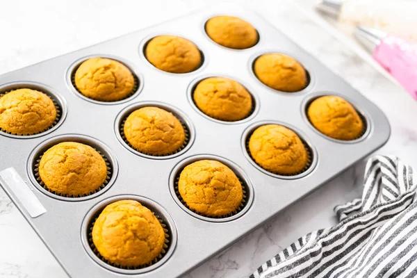 Fraîchement Cuit Cupcake Aux Épices Citrouille Refroidissement Dans Casserole Cupcake — Photo