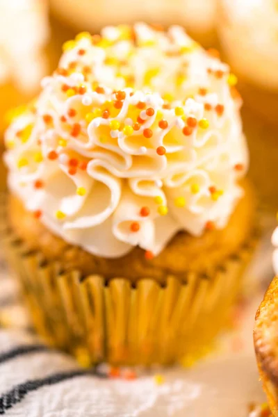 Zdobení Dýňový Koření Cupcake Italským Máslovým Krémem Posypy — Stock fotografie