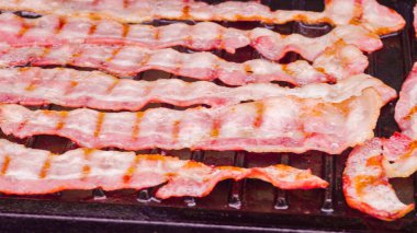 Domuz pastırması ızgarada pişiyor..