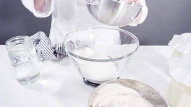 Tarçınlı rulo pişirmek için cam bir kasenin içindekileri ölçüyorum..