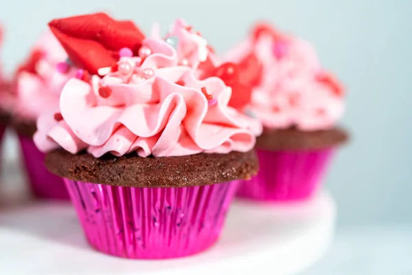 Bolinhos Veludo Vermelho Com Cobertura Creme Manteiga Italiano Rosa Decora — Fotografia de Stock