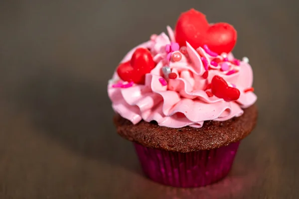 Bolinhos Veludo Vermelho Com Cobertura Creme Manteiga Italiano Rosa Decora — Fotografia de Stock