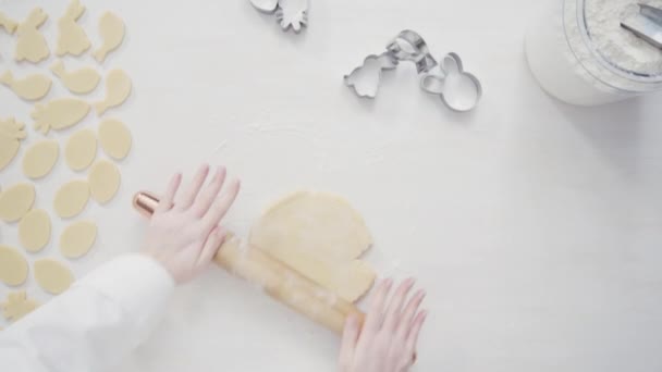 一步一步 平躺在床上用法式滚针推出糖饼干面团 — 图库视频影像