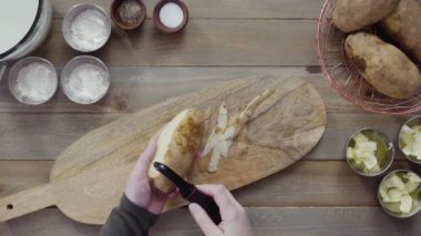 Düz yatıyordu. Patates kabuğuyla organik sarı patates soyuyordum. Patates soyuculu organik sarı patatesler..
