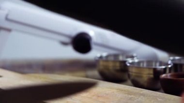V-Blade mandolininde organik altın patatesleri dilimlemek..