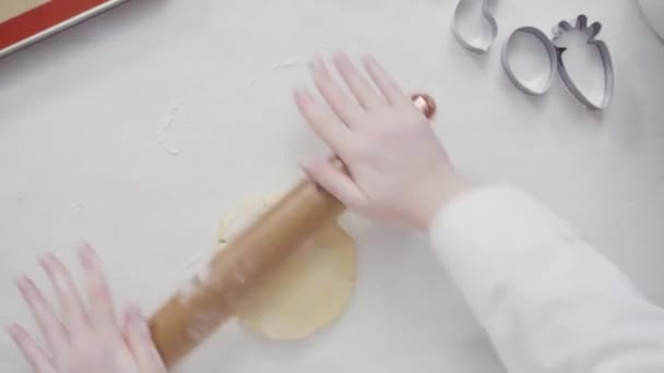 时间流逝 一步一步 平躺在床上用复活节形饼干切割机切糖饼干面团 — 图库视频影像