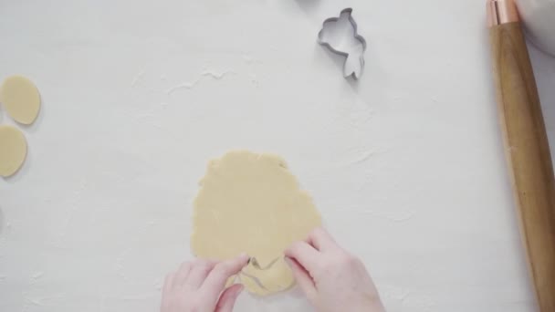 一步一步 平躺在床上用复活节形饼干切割机切糖饼干面团 — 图库视频影像