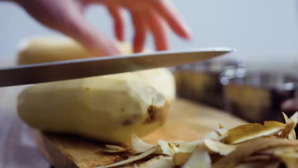 Peler Les Pommes Terre Jaunes Biologiques Avec Éplucheur Pommes Terre — Video