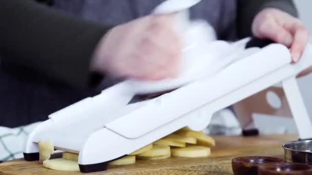 Tijd Verstrijkt Biologische Goudaardappelen Snijden Een Blad Mandoline Geschulpte Aardappelen — Stockvideo