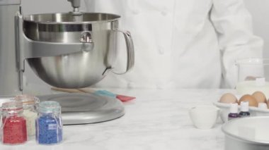 Adım adım. Hamur kepçesiyle ev yapımı çikolatalı kurabiyeler pişiriyorum..