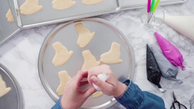 Süslü buz pateni şekilli şeker kurabiyeleri, beyaz renkli kraliyet kreması..