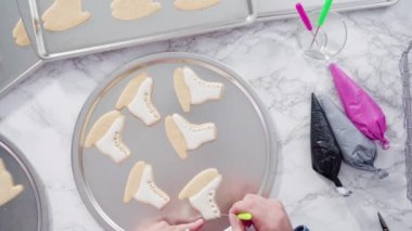 Süslü buz pateni şekilli şeker kurabiyeleri, beyaz renkli kraliyet kreması..