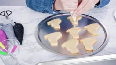 Süslü buz pateni şekilli şeker kurabiyeleri, beyaz renkli kraliyet kreması..