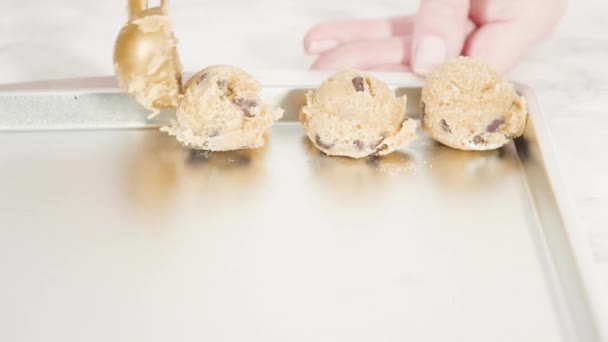 Paso Paso Recoger Galletas Caseras Chispas Chocolate Con Cuchara Masa — Vídeo de stock