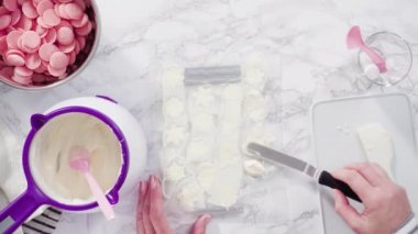Beyaz İtalyan tereyağlı uzun yuvarlak bir pasta süslemek ve şekerli kar taneleriyle süslemek..