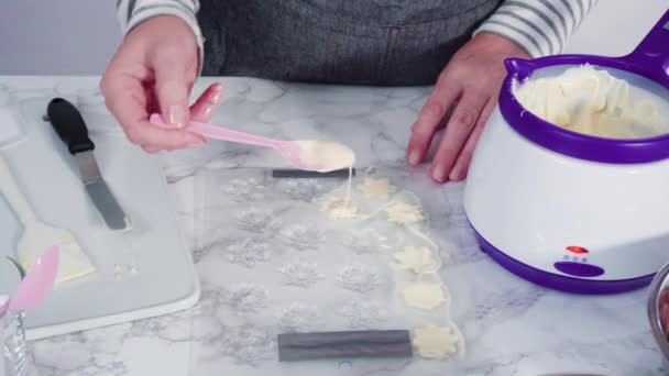 Frosting Een Lange Ronde Taart Met Witte Italiaanse Boterroom Glazuur — Stockvideo