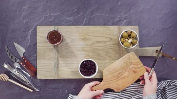 Anordnung Von Gourmetkäse Kräutern Und Früchten Auf Einem Brett Für — Stockvideo
