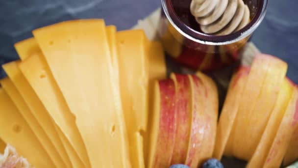 Disposer Fromage Gastronomique Des Craquelins Des Fruits Sur Plateau Pour — Video