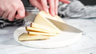 Büyük bir peynir tahtası için tahtanın üzerinde gurme peynir, kraker ve meyve düzenlemek.