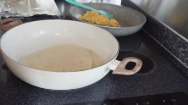 Un tortilla içinde taze sebze, yumurta ve pastırma ile kahvaltıda burrito pişirmek..