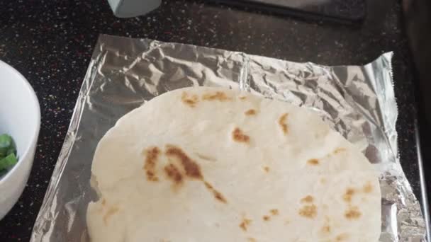 Tiden Går Matlagning Frukost Burritos Med Färska Grönsaker Ägg Och — Stockvideo