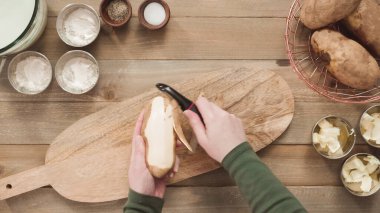 Düz yatıyordu. Patates soyuculu organik sarı patatesler..