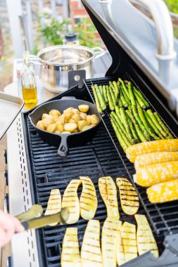Yaz aylarında açık gaz ızgarasında organik taze sebzeler ızgara.
