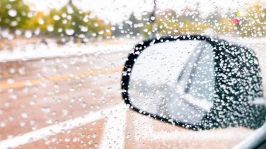 Mevsimin ilk kar fırtınası sırasında tipik Kuzey Amerika banliyölerinde araba sürmek.