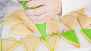 - Adım adım. Buzlu Noel ağacı şekilli şeker kurabiyeleri ve yeşil kraliyet kreması..