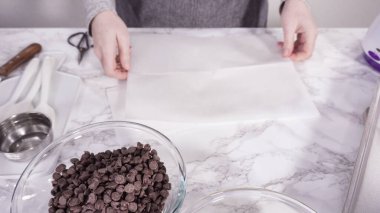 Adım adım. Mermer bir yüzeyde çikolata soslu çilek hazırlamak için gerekli malzemeler..
