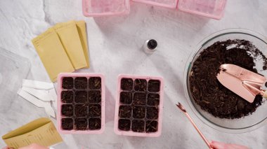 Düz yatıyordu. Tohum yayıcıya toprak ekiyorum..