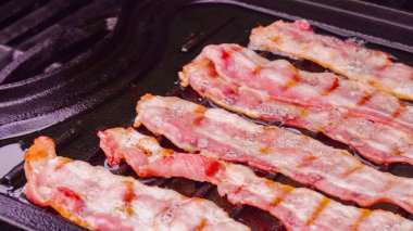 Domuz pastırması ızgarada pişiyor..