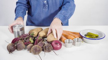 Adım adım. Ağacın üstünde salata hazırlamak için gerekli malzemeler..