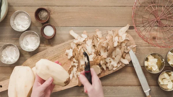 Düz yatıyordu. Patates soyuculu organik sarı patatesler..