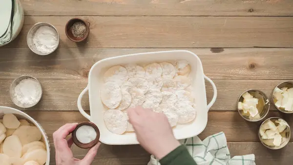 Deitado Preparando Batatas Vieiras Uma Assadeira Cerâmica Branca — Fotografia de Stock