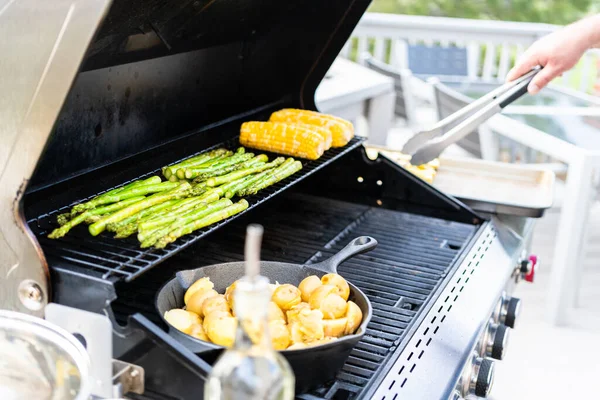 Grillen Van Biologische Verse Groenten Een Outdoor Gas Grill Zomer — Stockfoto