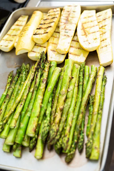 Gegrilde Asperges Zomerpompoen Het Dienblad — Stockfoto