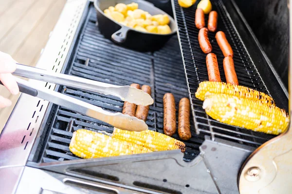 Sütés Kis Arany Burgonya Öntöttvas Serpenyőben Egy Szabadtéri Gáz Grill — Stock Fotó