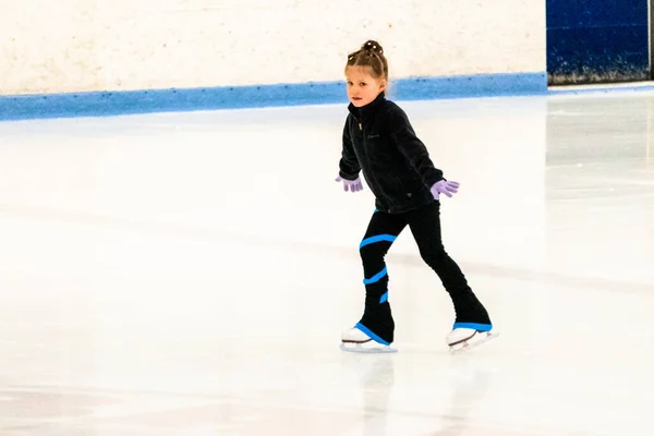 Kleine Eiskunstläuferin Schwarzen Klamotten Übt Der Eissporthalle — Stockfoto