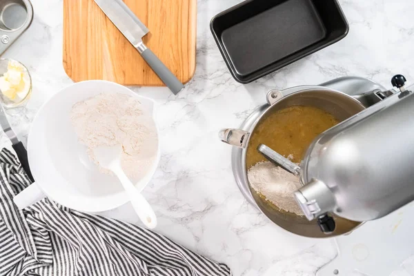 Düz yatıyordu. Muzlu fındıklı ekmek pişirmek için mutfak mikserinde malzemeler karıştırılıyor..