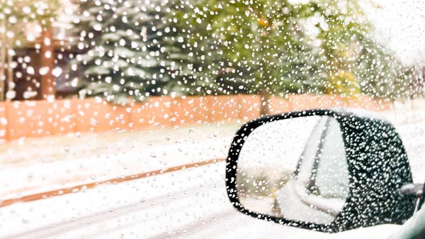 Mevsimin ilk kar fırtınası sırasında tipik Kuzey Amerika banliyölerinde araba sürmek.