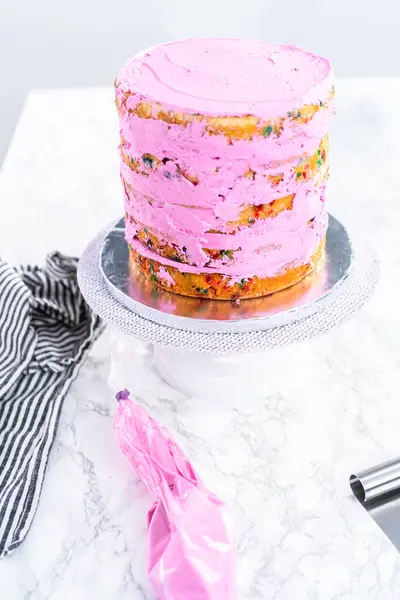 분홍색 버터크림 거품이 케이크층 — 스톡 사진
