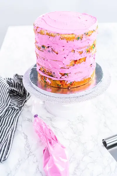 Strati Torta Funfetti Con Glassa Burro Rosa — Foto Stock