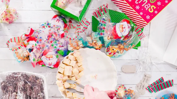 Düz yatıyordu. Adım adım. Ev yapımı şekerleme paketleri küçük hediye paketlerine konuyor..