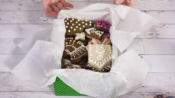 Adım adım. Ev yapımı şekerleme ve kurabiyeleri Noel hediyesi kutusuna koymak.