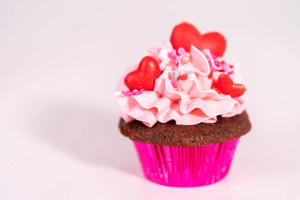 Rote Samt Cupcakes Mit Rosa Italienischem Buttercreme Zuckerguss Und Dekoriert — Stockfoto