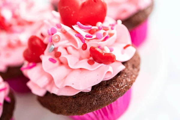 Rød Fløyel Muffins Med Rosa Italiensk Smørkremglasur Dekorert Med Hjerte – stockfoto