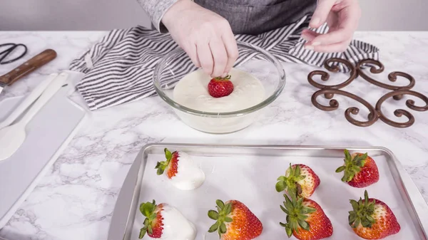 Schritt Für Schritt Bio Erdbeeren Eine Schüssel Mit Geschmolzener Schokolade — Stockfoto